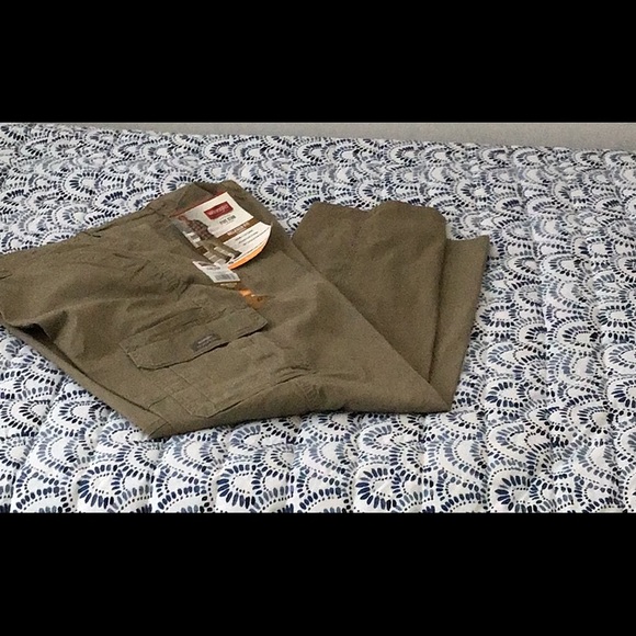 Brand new Wrangler Relaxed Fit Men’s Cargo Pants 42x30 - Picture 6 of 6